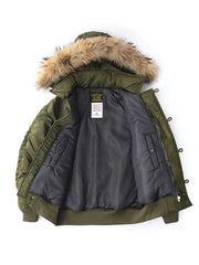 製品画像:N2Bフライトジャケットの正面図。高密度防水ナイロンと天然タヌキファー毛襟を採用し、混合ウールライニングで優れた保温性を実現。冬季のアウトドアや日常コーデに最適なアイテム。
詳細画像:ジャケットのタヌキファー毛襟と内側の混合ウールライニングをクローズアップ。クラシックなミリタリースタイルと防寒性能を兼ね備え、実用性とファッション性が融合したデザイン。