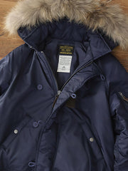 製品画像:N2Bフライトジャケットの正面図。高密度防水ナイロンと天然タヌキファー毛襟を採用し、混合ウールライニングで優れた保温性を実現。冬季のアウトドアや日常コーデに最適なアイテム。
詳細画像:ジャケットのタヌキファー毛襟と内側の混合ウールライニングをクローズアップ。クラシックなミリタリースタイルと防寒性能を兼ね備え、実用性とファッション性が融合したデザイン。