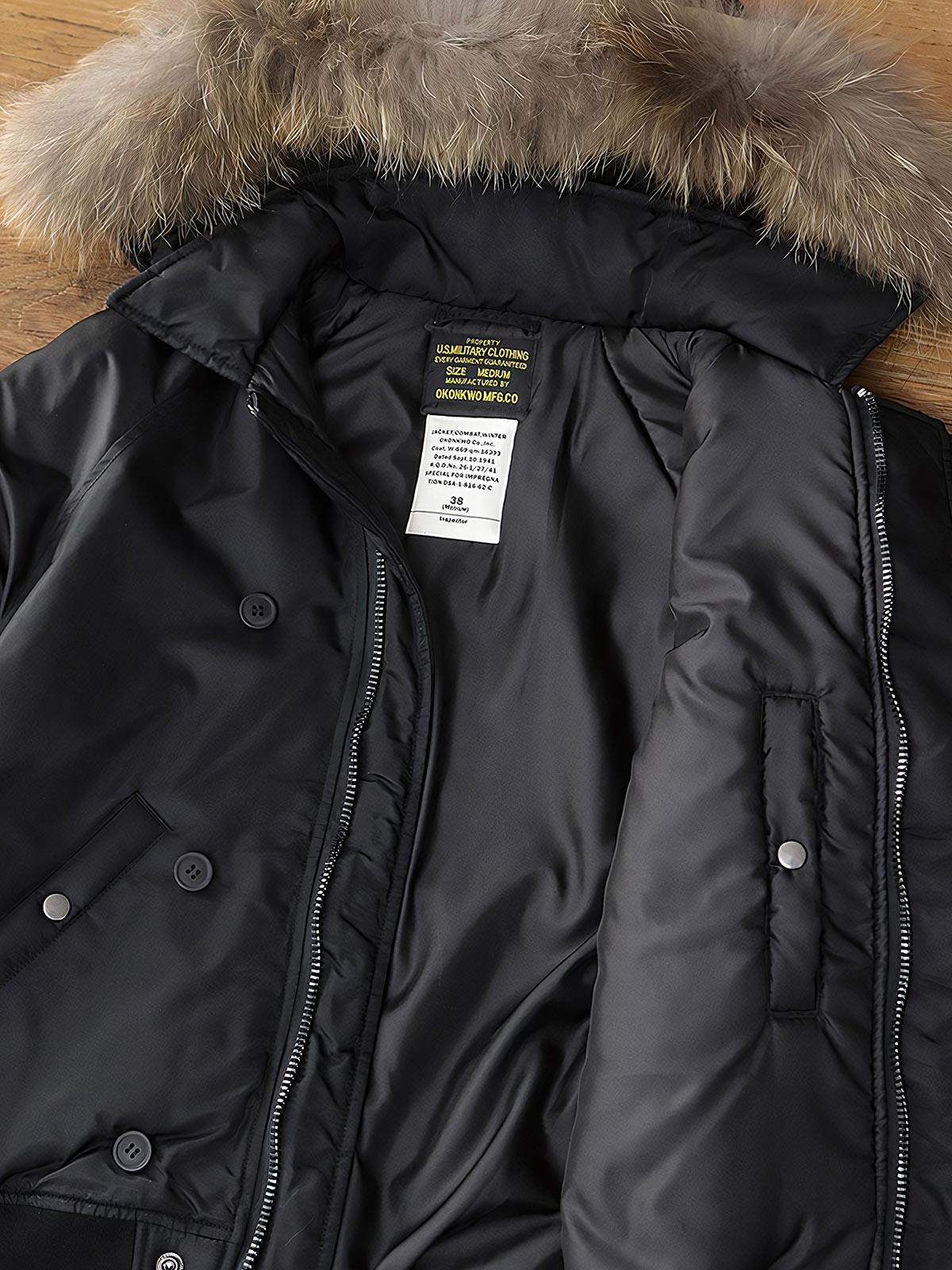 製品画像:N2Bフライトジャケットの正面図。高密度防水ナイロンと天然タヌキファー毛襟を採用し、混合ウールライニングで優れた保温性を実現。冬季のアウトドアや日常コーデに最適なアイテム。
詳細画像:ジャケットのタヌキファー毛襟と内側の混合ウールライニングをクローズアップ。クラシックなミリタリースタイルと防寒性能を兼ね備え、実用性とファッション性が融合したデザイン。