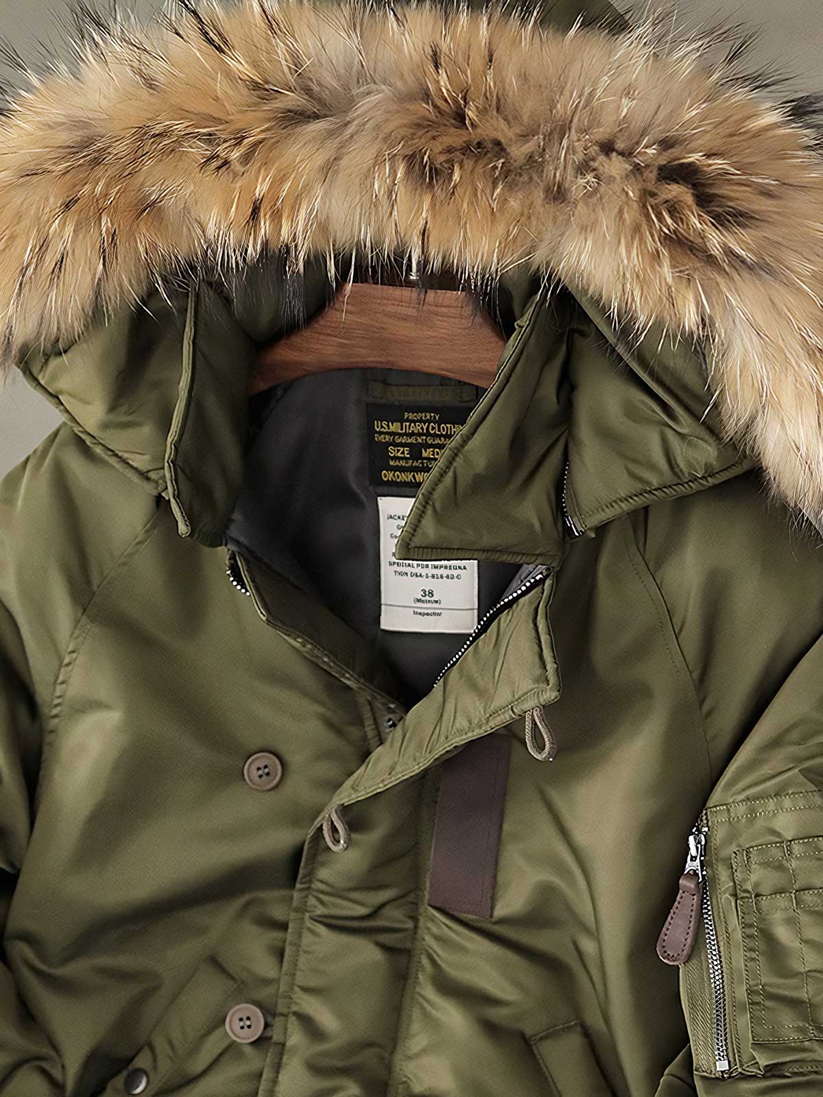 製品画像:N2Bフライトジャケットの正面図。高密度防水ナイロンと天然タヌキファー毛襟を採用し、混合ウールライニングで優れた保温性を実現。冬季のアウトドアや日常コーデに最適なアイテム。
詳細画像:ジャケットのタヌキファー毛襟と内側の混合ウールライニングをクローズアップ。クラシックなミリタリースタイルと防寒性能を兼ね備え、実用性とファッション性が融合したデザイン。