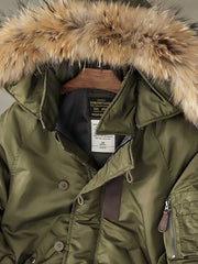 製品画像:N2Bフライトジャケットの正面図。高密度防水ナイロンと天然タヌキファー毛襟を採用し、混合ウールライニングで優れた保温性を実現。冬季のアウトドアや日常コーデに最適なアイテム。
詳細画像:ジャケットのタヌキファー毛襟と内側の混合ウールライニングをクローズアップ。クラシックなミリタリースタイルと防寒性能を兼ね備え、実用性とファッション性が融合したデザイン。