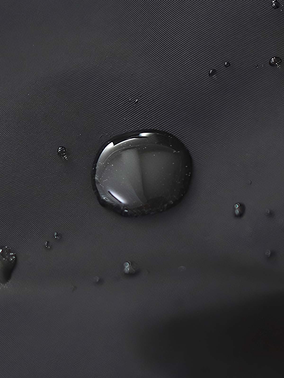 製品画像:ヴィンテージMA-1フライトジャケットの正面図。防水ナイロン素材とオレンジ色の裏地、刺繍バッジが特徴的なデザイン。
詳細画像:刺繍バッジと識別テープ、ジッパーのディテールをクローズアップした画像。ミリタリーウェアの本格的なスタイルを強調。