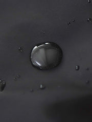 製品画像:ヴィンテージMA-1フライトジャケットの正面図。防水ナイロン素材とオレンジ色の裏地、刺繍バッジが特徴的なデザイン。
詳細画像:刺繍バッジと識別テープ、ジッパーのディテールをクローズアップした画像。ミリタリーウェアの本格的なスタイルを強調。