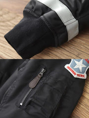 製品画像:ヴィンテージMA-1フライトジャケットの正面図。防水ナイロン素材とオレンジ色の裏地、刺繍バッジが特徴的なデザイン。
詳細画像:刺繍バッジと識別テープ、ジッパーのディテールをクローズアップした画像。ミリタリーウェアの本格的なスタイルを強調。