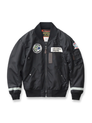 製品画像:ヴィンテージMA-1フライトジャケットの正面図。防水ナイロン素材とオレンジ色の裏地、刺繍バッジが特徴的なデザイン。
詳細画像:刺繍バッジと識別テープ、ジッパーのディテールをクローズアップした画像。ミリタリーウェアの本格的なスタイルを強調。