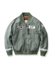 製品画像:ヴィンテージMA-1フライトジャケットの正面図。防水ナイロン素材とオレンジ色の裏地、刺繍バッジが特徴的なデザイン。
詳細画像:刺繍バッジと識別テープ、ジッパーのディテールをクローズアップした画像。ミリタリーウェアの本格的なスタイルを強調。