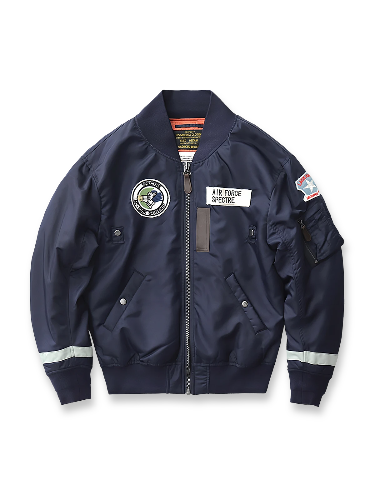 製品画像:ヴィンテージMA-1フライトジャケットの正面図。防水ナイロン素材とオレンジ色の裏地、刺繍バッジが特徴的なデザイン。
詳細画像:刺繍バッジと識別テープ、ジッパーのディテールをクローズアップした画像。ミリタリーウェアの本格的なスタイルを強調。