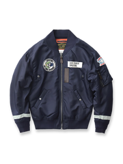 製品画像:ヴィンテージMA-1フライトジャケットの正面図。防水ナイロン素材とオレンジ色の裏地、刺繍バッジが特徴的なデザイン。
詳細画像:刺繍バッジと識別テープ、ジッパーのディテールをクローズアップした画像。ミリタリーウェアの本格的なスタイルを強調。