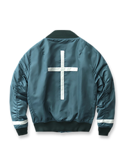 製品画像:ヴィンテージMA-1フライトジャケットの正面図。防水ナイロン素材とオレンジ色の裏地、刺繍バッジが特徴的なデザイン。
詳細画像:刺繍バッジと識別テープ、ジッパーのディテールをクローズアップした画像。ミリタリーウェアの本格的なスタイルを強調。