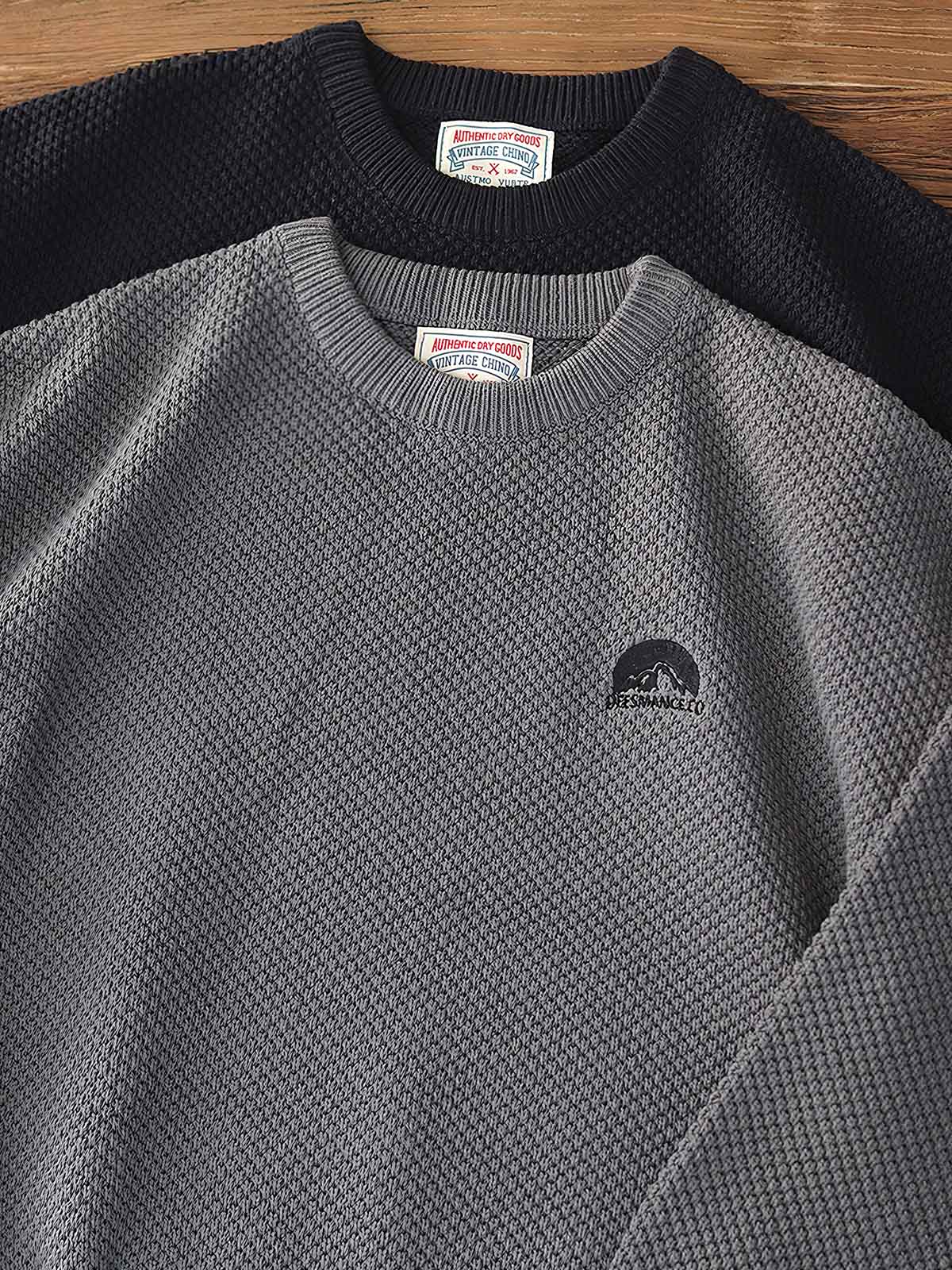 製品画像:ゆったりとしたワッフル編みクルーネックセーターの正面展示。ヴィンテージ風のデザインがカジュアルなスタイルにぴったり。
詳細画像:立体感のあるワッフル編みのディテールをクローズアップ。柔らかさと耐久性を兼ね備えたダブルヤーン素材。
