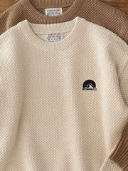 製品画像:ゆったりとしたワッフル編みクルーネックセーターの正面展示。ヴィンテージ風のデザインがカジュアルなスタイルにぴったり。
詳細画像:立体感のあるワッフル編みのディテールをクローズアップ。柔らかさと耐久性を兼ね備えたダブルヤーン素材。