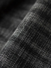 製品画像: ブラック ウォッシュ デニム ストレート パンツ 正面、ルーズフィットデニム
詳細画像: ヒゲ加工とストーンウォッシュのディテール、ヴィンテージ風仕上げ