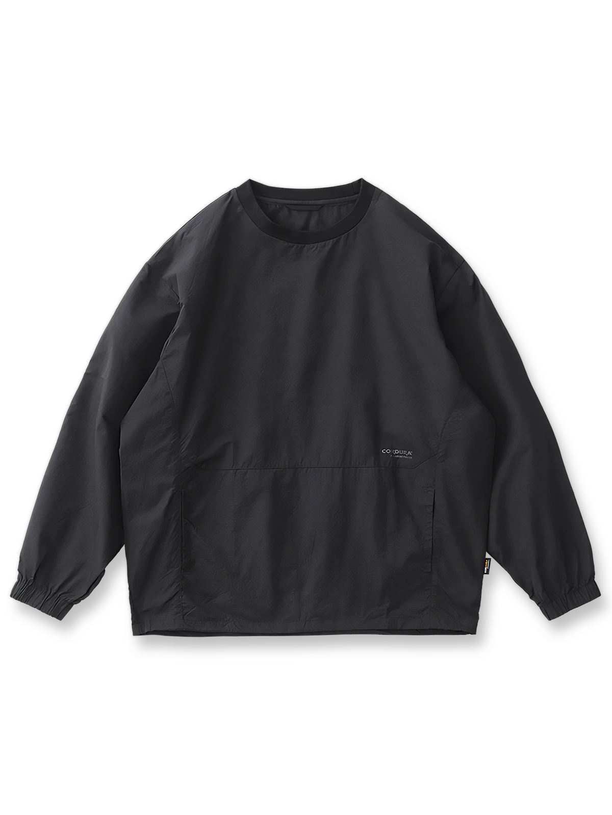 製品画像: 軽量 Cordura ナイロン 速乾トップ 正面、耐摩耗性・リップストップ機能
詳細画像: 両サイドの大容量ポケットと伸縮性のある袖口のディテール、オーバーサイズシルエット