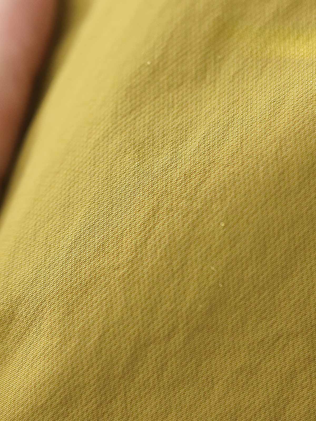 製品画像: 軽量 Cordura ナイロン 速乾トップ 正面、耐摩耗性・リップストップ機能
詳細画像: 両サイドの大容量ポケットと伸縮性のある袖口のディテール、オーバーサイズシルエット