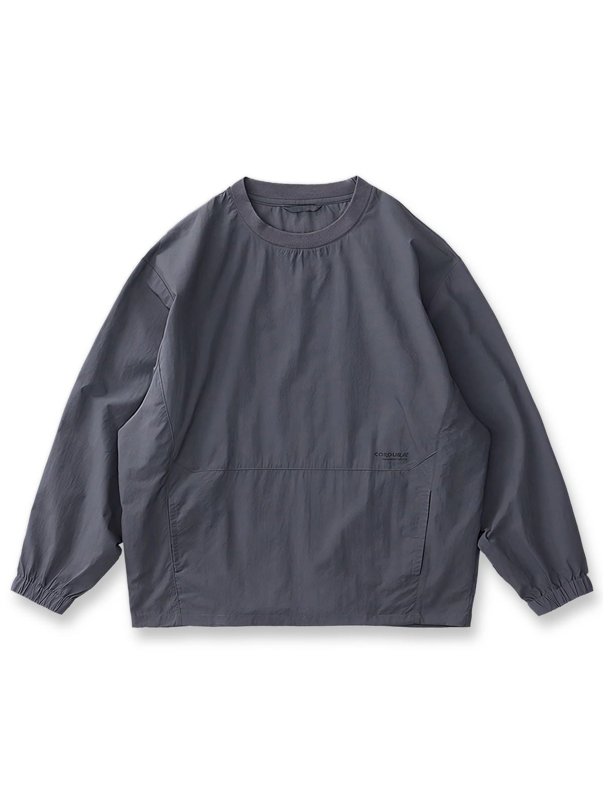 製品画像: 軽量 Cordura ナイロン 速乾トップ 正面、耐摩耗性・リップストップ機能
詳細画像: 両サイドの大容量ポケットと伸縮性のある袖口のディテール、オーバーサイズシルエット