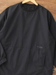 製品画像: 軽量 Cordura ナイロン 速乾トップ 正面、耐摩耗性・リップストップ機能
詳細画像: 両サイドの大容量ポケットと伸縮性のある袖口のディテール、オーバーサイズシルエット