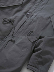 製品画像: リバーシブル厚手コーラルフリースヴィンテージワークコート全体表示。コットン表地とコーラルフリース裏地の組み合わせで、保温性とスタイルを両立したデザイン。
詳細画像: スタンドカラーとフリース裏地のディテール表示。すっきりとしたシルエットと柔らかいフリース素材が特徴。