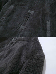 製品画像: リバーシブル厚手コーラルフリースヴィンテージワークコート全体表示。コットン表地とコーラルフリース裏地の組み合わせで、保温性とスタイルを両立したデザイン。
詳細画像: スタンドカラーとフリース裏地のディテール表示。すっきりとしたシルエットと柔らかいフリース素材が特徴。