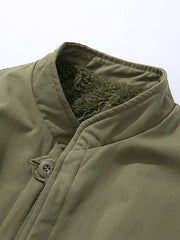 製品画像: リバーシブル厚手コーラルフリースヴィンテージワークコート全体表示。コットン表地とコーラルフリース裏地の組み合わせで、保温性とスタイルを両立したデザイン。
詳細画像: スタンドカラーとフリース裏地のディテール表示。すっきりとしたシルエットと柔らかいフリース素材が特徴。