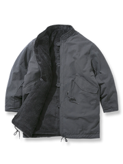 製品画像: リバーシブル厚手コーラルフリースヴィンテージワークコート全体表示。コットン表地とコーラルフリース裏地の組み合わせで、保温性とスタイルを両立したデザイン。
詳細画像: スタンドカラーとフリース裏地のディテール表示。すっきりとしたシルエットと柔らかいフリース素材が特徴。