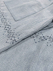 製品画像: ウォッシュ刺し子ストライプスタンドカラーデニムシャツ全体表示。東洋風デザインとモダンな刺し子刺繍が特徴のカジュアルシャツ。
詳細画像: ストライプ状の刺し子刺繍ディテール表示。民族風と幾何学模様が融合したデザインで、シャツのアクセントに。