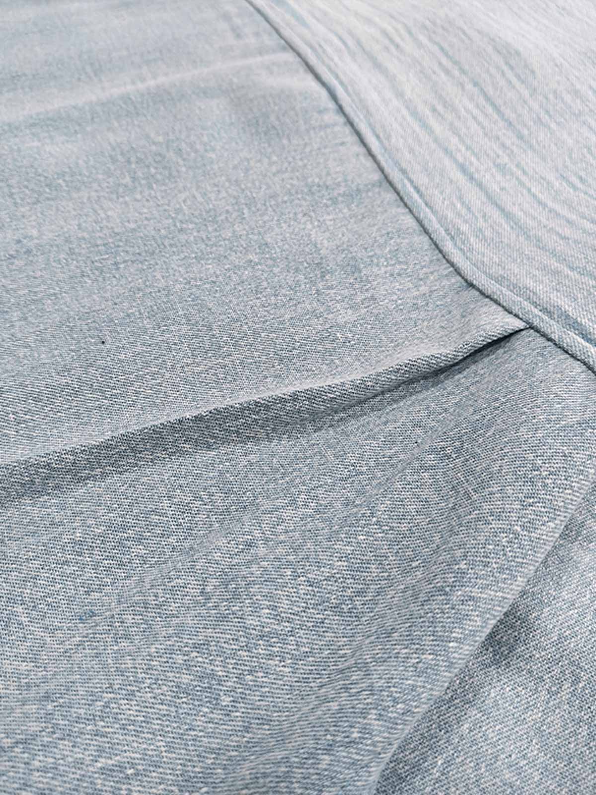 製品画像: ウォッシュ刺し子ストライプスタンドカラーデニムシャツ全体表示。東洋風デザインとモダンな刺し子刺繍が特徴のカジュアルシャツ。
詳細画像: ストライプ状の刺し子刺繍ディテール表示。民族風と幾何学模様が融合したデザインで、シャツのアクセントに。