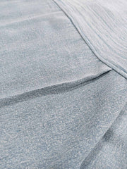 製品画像: ウォッシュ刺し子ストライプスタンドカラーデニムシャツ全体表示。東洋風デザインとモダンな刺し子刺繍が特徴のカジュアルシャツ。
詳細画像: ストライプ状の刺し子刺繍ディテール表示。民族風と幾何学模様が融合したデザインで、シャツのアクセントに。