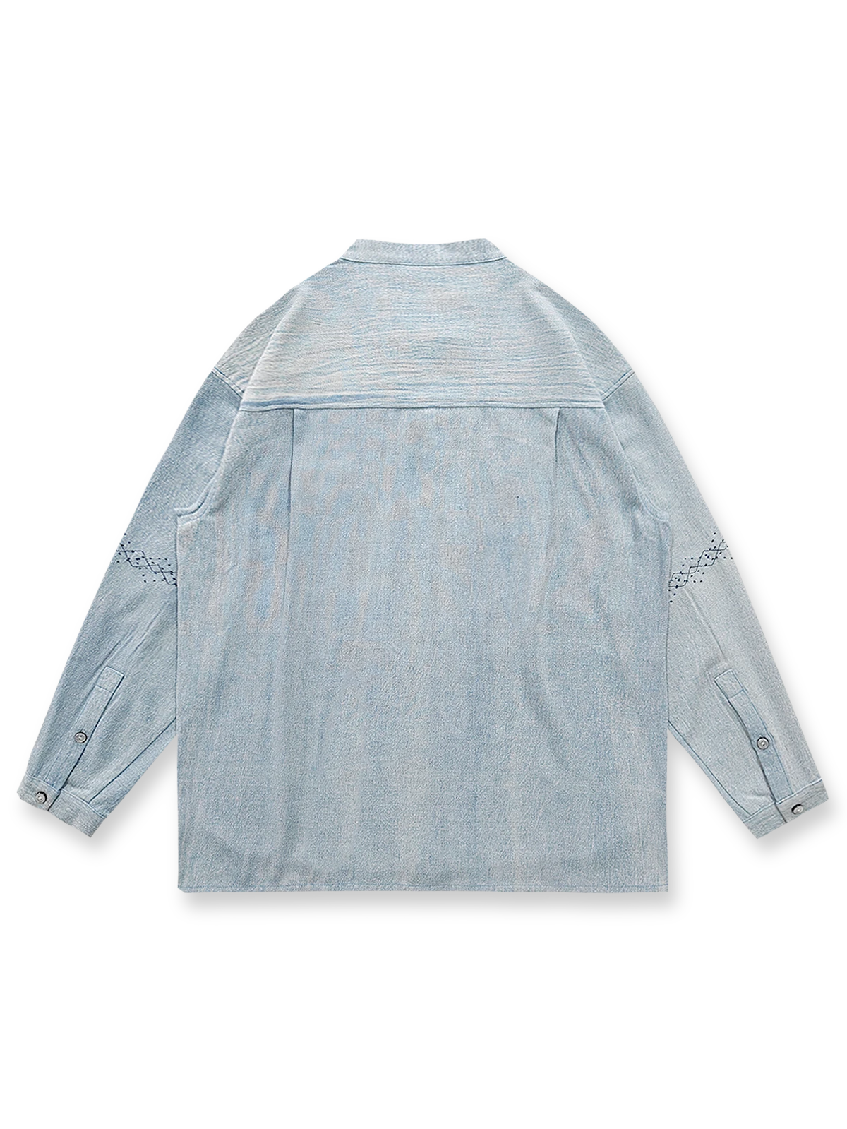 製品画像: ウォッシュ刺し子ストライプスタンドカラーデニムシャツ全体表示。東洋風デザインとモダンな刺し子刺繍が特徴のカジュアルシャツ。
詳細画像: ストライプ状の刺し子刺繍ディテール表示。民族風と幾何学模様が融合したデザインで、シャツのアクセントに。