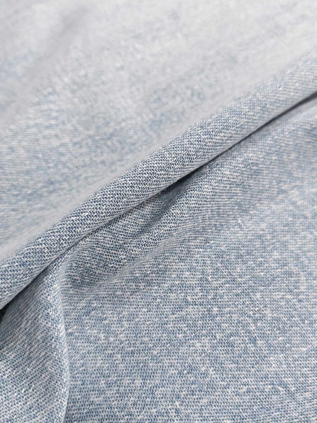 製品画像: ウォッシュ刺し子ストライプスタンドカラーデニムシャツ全体表示。東洋風デザインとモダンな刺し子刺繍が特徴のカジュアルシャツ。
詳細画像: ストライプ状の刺し子刺繍ディテール表示。民族風と幾何学模様が融合したデザインで、シャツのアクセントに。