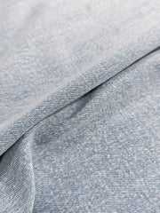 製品画像: ウォッシュ刺し子ストライプスタンドカラーデニムシャツ全体表示。東洋風デザインとモダンな刺し子刺繍が特徴のカジュアルシャツ。
詳細画像: ストライプ状の刺し子刺繍ディテール表示。民族風と幾何学模様が融合したデザインで、シャツのアクセントに。