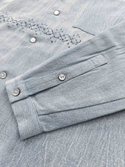 製品画像: ウォッシュ刺し子ストライプスタンドカラーデニムシャツ全体表示。東洋風デザインとモダンな刺し子刺繍が特徴のカジュアルシャツ。
詳細画像: ストライプ状の刺し子刺繍ディテール表示。民族風と幾何学模様が融合したデザインで、シャツのアクセントに。