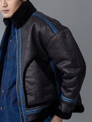 詳細画像: 草木模様のテープパッチワークディテール表示。ヴィンテージ感と高級感を兼ね備えたユニークな仕上がり。
モデル画像: モデル着用による厚手ムートンジャケットのシティスタイル。冬のカジュアルシーンに最適なアウター。