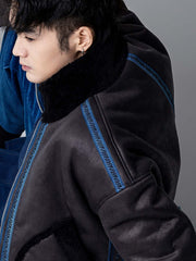 詳細画像: 草木模様のテープパッチワークディテール表示。ヴィンテージ感と高級感を兼ね備えたユニークな仕上がり。
モデル画像: モデル着用による厚手ムートンジャケットのシティスタイル。冬のカジュアルシーンに最適なアウター。