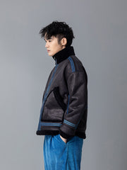 詳細画像: 草木模様のテープパッチワークディテール表示。ヴィンテージ感と高級感を兼ね備えたユニークな仕上がり。
モデル画像: モデル着用による厚手ムートンジャケットのシティスタイル。冬のカジュアルシーンに最適なアウター。