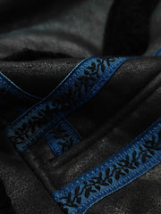 製品画像: ヴィンテージ風オーストラリアシアリングテープパッチワークムートンジャケット全体表示。草木模様と植物藍染めのパッチワークが映えるデザイン。
詳細画像: 草木模様のテープパッチワークディテール表示。ヴィンテージ感と高級感を兼ね備えたユニークな仕上がり。