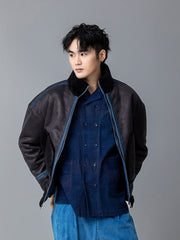 詳細画像: 草木模様のテープパッチワークディテール表示。ヴィンテージ感と高級感を兼ね備えたユニークな仕上がり。
モデル画像: モデル着用による厚手ムートンジャケットのシティスタイル。冬のカジュアルシーンに最適なアウター。