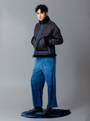 詳細画像: 草木模様のテープパッチワークディテール表示。ヴィンテージ感と高級感を兼ね備えたユニークな仕上がり。
モデル画像: モデル着用による厚手ムートンジャケットのシティスタイル。冬のカジュアルシーンに最適なアウター。