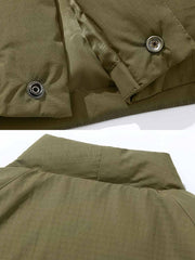 製品画像: アウトドア用ヴィンテージVネックワークジャケット全体展示。厚手で保温性のあるデザインが特徴。
詳細画像: Vネックとジップポケットのディテール展示。立体感と実用性が高いポケットが映えるデザイン。