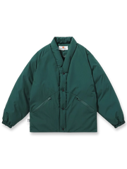 製品画像: アウトドア用ヴィンテージVネックワークジャケット全体展示。厚手で保温性のあるデザインが特徴。
詳細画像: Vネックとジップポケットのディテール展示。立体感と実用性が高いポケットが映えるデザイン。