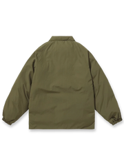 製品画像: アウトドア用ヴィンテージVネックワークジャケット全体展示。厚手で保温性のあるデザインが特徴。
詳細画像: Vネックとジップポケットのディテール展示。立体感と実用性が高いポケットが映えるデザイン。