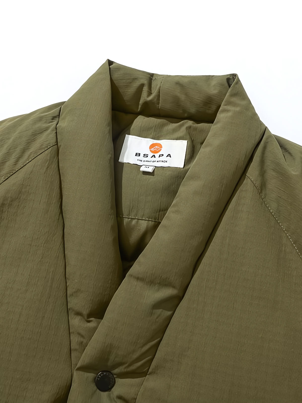 製品画像: アウトドア用ヴィンテージVネックワークジャケット全体展示。厚手で保温性のあるデザインが特徴。
詳細画像: Vネックとジップポケットのディテール展示。立体感と実用性が高いポケットが映えるデザイン。