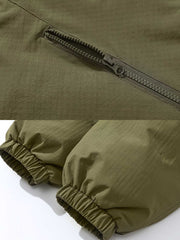 製品画像: アウトドア用ヴィンテージVネックワークジャケット全体展示。厚手で保温性のあるデザインが特徴。
詳細画像: Vネックとジップポケットのディテール展示。立体感と実用性が高いポケットが映えるデザイン。