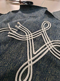 製品画像: ヴィンテージウォッシュ民族パイピング刺繍フライトジャケット全体展示。民族風のデザインとゆったりシルエットが特徴。
詳細画像: 前身のパイピング刺繍とヴィンテージ氷紋模様のディテール展示。立体的な刺繍と洗練された模様が融合したデザイン。