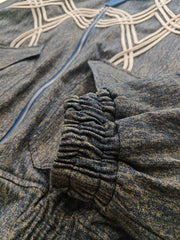 製品画像: ヴィンテージウォッシュ民族パイピング刺繍フライトジャケット全体展示。民族風のデザインとゆったりシルエットが特徴。
詳細画像: 前身のパイピング刺繍とヴィンテージ氷紋模様のディテール展示。立体的な刺繍と洗練された模様が融合したデザイン。