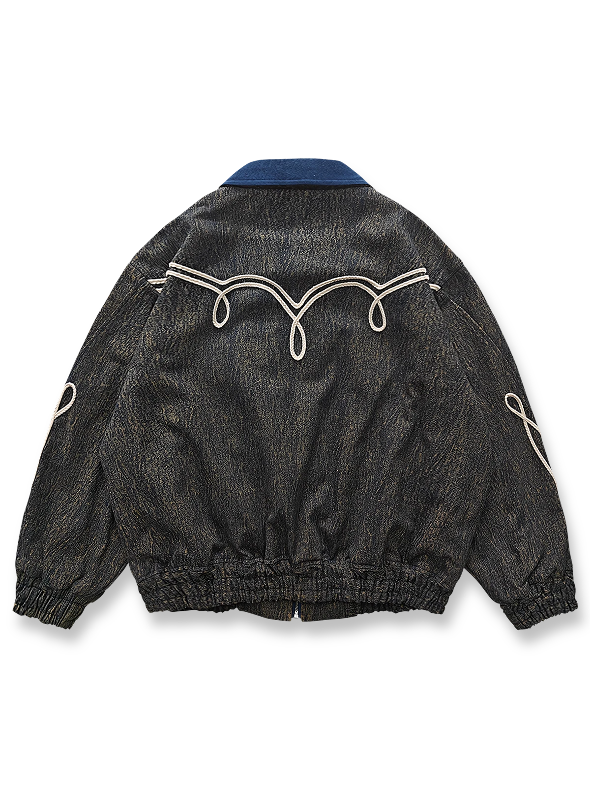 製品画像: ヴィンテージウォッシュ民族パイピング刺繍フライトジャケット全体展示。民族風のデザインとゆったりシルエットが特徴。
詳細画像: 前身のパイピング刺繍とヴィンテージ氷紋模様のディテール展示。立体的な刺繍と洗練された模様が融合したデザイン。