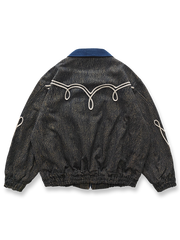 製品画像: ヴィンテージウォッシュ民族パイピング刺繍フライトジャケット全体展示。民族風のデザインとゆったりシルエットが特徴。
詳細画像: 前身のパイピング刺繍とヴィンテージ氷紋模様のディテール展示。立体的な刺繍と洗練された模様が融合したデザイン。