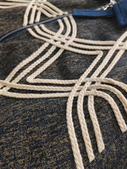 製品画像: ヴィンテージウォッシュ民族パイピング刺繍フライトジャケット全体展示。民族風のデザインとゆったりシルエットが特徴。
詳細画像: 前身のパイピング刺繍とヴィンテージ氷紋模様のディテール展示。立体的な刺繍と洗練された模様が融合したデザイン。