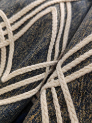 製品画像: ヴィンテージウォッシュ民族パイピング刺繍フライトジャケット全体展示。民族風のデザインとゆったりシルエットが特徴。
詳細画像: 前身のパイピング刺繍とヴィンテージ氷紋模様のディテール展示。立体的な刺繍と洗練された模様が融合したデザイン。