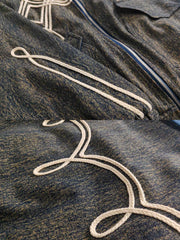 製品画像: ヴィンテージウォッシュ民族パイピング刺繍フライトジャケット全体展示。民族風のデザインとゆったりシルエットが特徴。
詳細画像: 前身のパイピング刺繍とヴィンテージ氷紋模様のディテール展示。立体的な刺繍と洗練された模様が融合したデザイン。