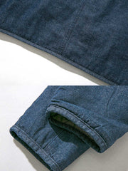 製品画像: ヴィンテージ風デニム中綿ワークジャケット全体展示。秋冬に適した保温性とスタイルが特徴のアイテム。
詳細画像: 中綿裏地と隠しスナップボタンのディテール展示。ヴィンテージ感のあるディテールがポイント。